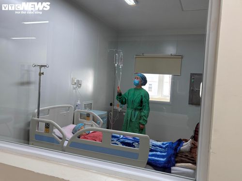 Phía sau mỗi khung cửa, bệnh nhân và các y bác sĩ đang nỗ lực từng ngày.