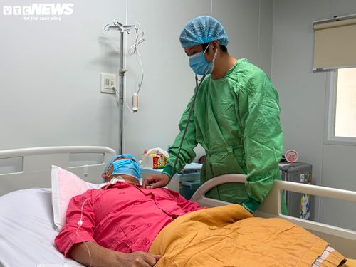 Bác sĩ Vy Thế Hà thăm khám cho bệnh nhân sau khi ghép tế bào gốc.