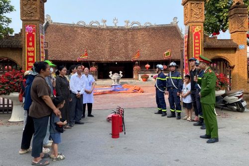 Tuyên truyền phòng cháy, chữa cháy tại Di tích Quốc gia đặc biệt Đình Tường Phiêu (xã Phúc Thọ). Ảnh: CT