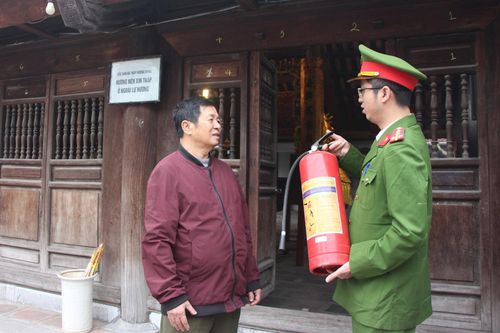 Thủ từ Đình Ngọc Hà (phường Ba Đình) và Cán bộ Đội Chữa cháy và cứu nạn, cứu hộ khu vực số 8 kiểm tra phương tiện chữa cháy tại chỗ. Ảnh: MH