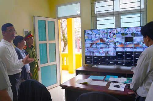 Phòng Cảnh sát phòng cháy, chữa cháy và cứu nạn, cứu hộ Hà Nội kiểm tra hệ thống giám sát Ban quản lý khu di tích Chùa Hương. Ảnh: CT