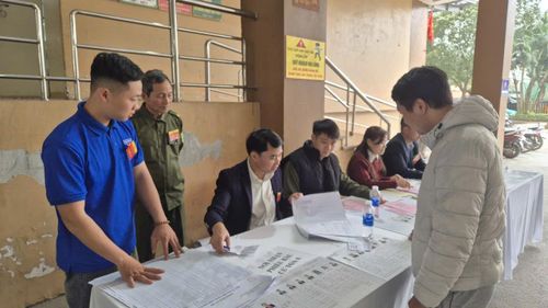 Hình ảnh màu áo xanh thanh niên xuất hiện tại các điểm bỏ phiếu đã tạo nên không khí sôi nổi, trẻ trung trong ngày hội của toàn dân. Ảnh: VH.