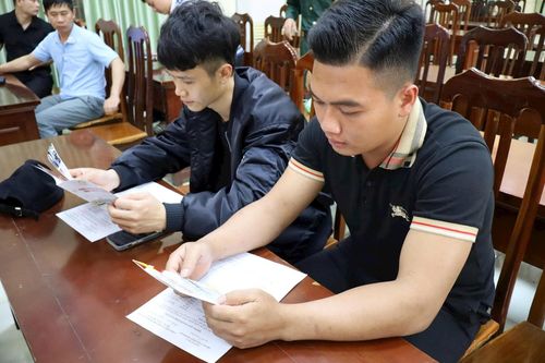 Bộ đội xuất ngũ xã Phú Cát tìm hiểu ngành nghề sau khi được tư vấn. Ảnh: Nguyễn Phượng