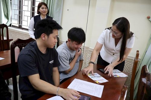 Đại diện cơ sở đào tạo nghề tư vấn học nghề cho bộ đội xuất ngũ. Ảnh: Nguyễn Phượng