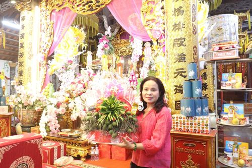 Du khách thập phương thành kính dâng lễ, cầu phúc. Ảnh: Vũ Cường.