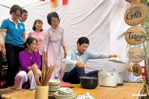 Thứ trưởng Bộ Văn hóa, Thể thao và Du lịch Hồ An Phong tham gia trải nghiệm làm bánh cuốn. Ảnh: Duy Anh