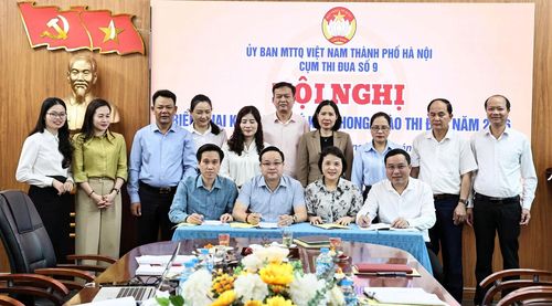 Các đơn vị trong Cụm thi đua số 9 ký Giao ước thi đua năm 2026. Ảnh: Thanh Hằng