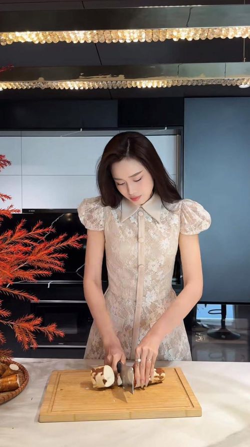 Từ khi kết hôn với ông xã doanh nhân, Đỗ Thị Hà ít tham dự các sự kiện giải trí nhưng vẫn thỉnh thoảng cập nhật cuộc sống làm dâu, sở thích làm đẹp và chăm sóc gia đình trên mạng xã hội.