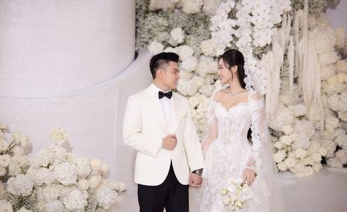 Đám cưới của hoa hậu Đỗ Thị Hà và doanh nhân Nguyễn Viết Vương diễn ra tối 22/10/2025 tại phường Đồng Hới, tỉnh Quảng Trị. Phù hợp với không gian rạp cưới được trang hoàng theo phong cách Hy Lạp lấy cảm hứng từ vườn địa đàng, cô dâu chú rể đãi quan khách thực đơn các món kiểu châu Âu, kết hợp Việt.