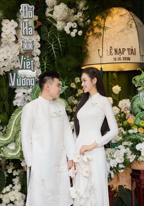 Trước đó, vào sáng 16/10/2025, lễ ăn hỏi (lễ nạp tài) của Đỗ Thị Hà cùng thiếu gia Nguyễn Viết Vương diễn ra tại nhà gái ở xã Đông Thành (Thanh Hóa) trong sự hân hoan của đôi bên gia đình và người dân địa phương.