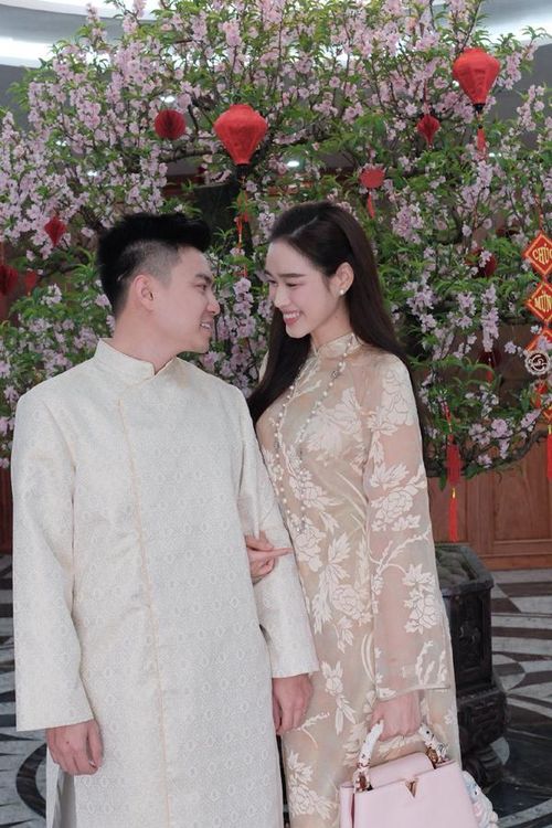 Sau khi kết hôn, Hoa hậu Đỗ Thị Hà đã cởi mở hơn trong cuộc sống. Ngoài chia sẻ việc làm dâu hào môn, thỉnh thoảng người đẹp xứ Thanh vẫn chia sẻ hình ảnh về người chồng doanh nhân. Hiện tại, cặp đôi đang có cuộc sống vợ chồng son ngọt ngào.