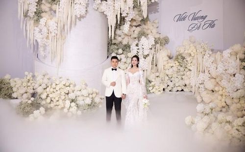 Trên sân khấu, cô dâu và chú rể thực hiện những nghi thức truyền thống như ra mắt hai bên gia đình, trao nhẫn cưới, rót rượu…