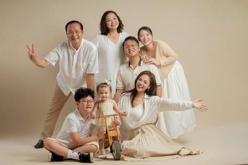 Giữa nhịp sống nhanh và nhiều áp lực, những hình ảnh của Thị Tằm như một khoảng lặng dịu dàng, nhắc ta nhớ rằng hạnh phúc đôi khi chỉ đơn giản là một nụ cười trẻ thơ.