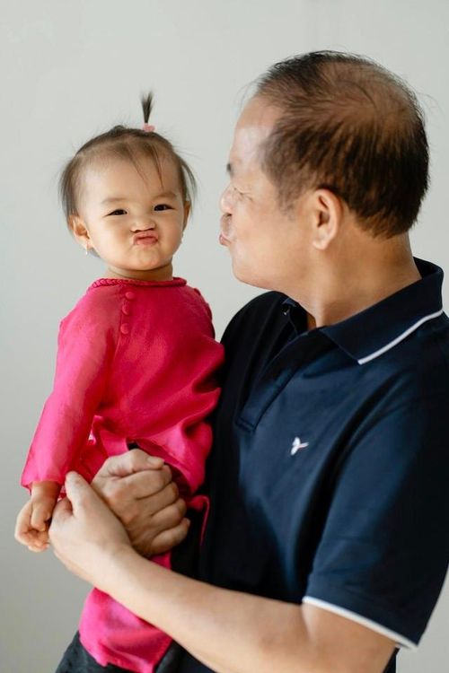 Ở Thị Tằm, người ta dễ dàng bắt gặp những khoảnh khắc rất đỗi bình thường: một nụ cười tươi khi được mẹ ôm, ánh mắt tò mò trước thế giới xung quanh hay những cử chỉ ngây ngô khiến ai nhìn cũng phải mềm lòng. Chính sự giản dị ấy lại trở thành điều đặc biệt, bởi nó mang đến cảm giác gần gũi, như thể bất kỳ ai cũng có thể tìm thấy hình bóng của tuổi thơ mình trong đó.