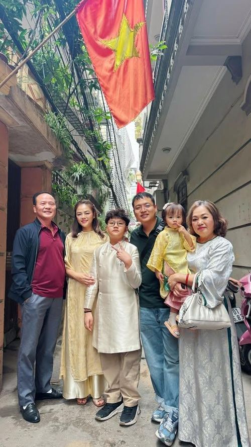 Những khoảnh khắc được chia sẻ không phải để phô bày, mà giống như một cuốn nhật ký nhỏ, ghi lại hành trình lớn lên từng ngày.