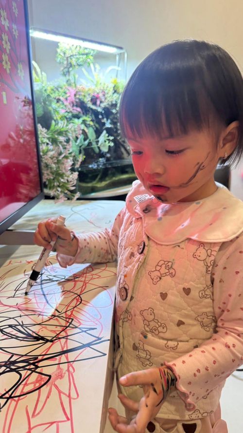 Ngoài khoảnh khắc này, Thị Tằm còn có những lúc nghịch ngợm khiến mẹ Thu Quỳnh không "đỡ" được. Cô bé mới 22 tháng tuổi nhưng đã có nhiều trò lém lỉnh, hài hước và là nguồn vui cho cả gia đình. 