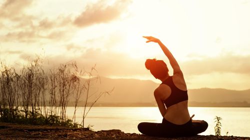 Tập yoga giúp khí huyết lưu thông, góp phần làm giảm ngứa da.