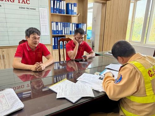 Lực lượng CSGT làm việc với tài xế.