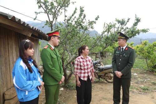 Ở mỗi nơi anh tới, anh đều dành thời gian chia sẻ và lắng nghe ý kiến của nhân dân.