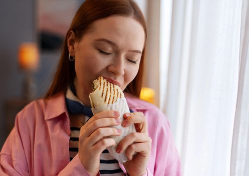  Ăn bánh mì kẹp thịt thường xuyên vào bữa sáng có thể âm thầm làm tăng nguy cơ hại thận. Ảnh: Freepik. 