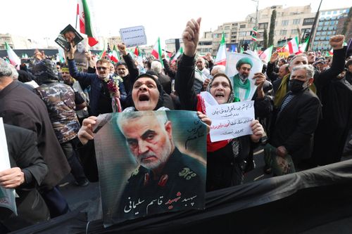  Một người phụ nữ tham dự lễ tang ở Tehran mang theo ảnh cố Trung tướng Qasem Soleimani, người từng lãnh đạo Lực lượng Vệ binh Cách mạng Hồi giáo Iran (IRGC). Ảnh: Reuters. 