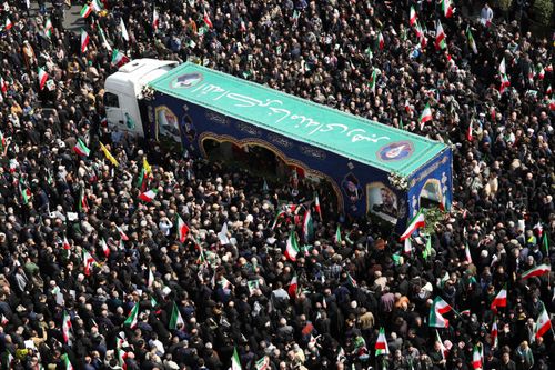  Hàng loạt động thái quân sự nhằm vào nhiều khu vực trải rộng trên lãnh thổ Iran, đặc biệt là chiến dịch tấn công đảo Kharg, "huyết mạch năng lượng" của Iran do Tổng thống Mỹ Donald Trump chỉ đạo, đã khiến Tehran đáp trả cứng rắn, trong đó có động thái "đóng cửa" Eo biển Hormuz, gây ra cuộc khủng hoảng giá nhiên liệu trên phạm vi toàn cầu. Ảnh: Reuters. 