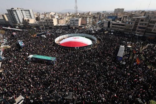  Mỹ và Israel được cho là đã phát động một cuộc chiến quy mô lớn nhằm vào Iran từ ngày 28/2, trong đó có vụ ám sát Lãnh tụ Cách mạng Hồi giáo, Đại giáo chủ Ali Khamenei, cùng nhiều chỉ huy cấp cao khác. Các cuộc tấn công sau đó nhằm vào cả mục tiêu dân sự và quân sự đã khiến hàng trăm người thiệt mạng, trong đó có hơn 200 trẻ em. Ảnh: Reuters.