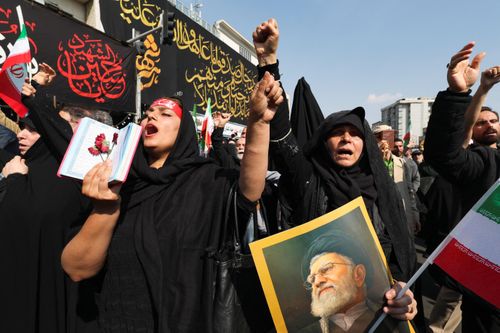  Phía Iran lên án các cuộc tấn công nhằm vào quan chức cấp cao của nước này là hành động “hèn nhát” và tuyên bố sẽ đáp trả “một cách kiên quyết và mạnh mẽ nhất”. Để trả đũa, IRGC đã tiến hành các đợt không kích quy mô lớn trong đêm, nhằm vào hơn 100 mục tiêu tại Tel Aviv. Ảnh: Reuters. 