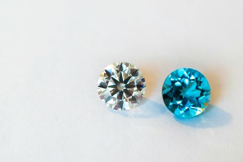 Bắt đầu với một viên kim cương rời, người mua có thể tạo nên sản phẩm mang dấu ấn riêng, từ thiết kế tối giản đến các kiểu dáng mang cảm hứng cổ điển hoặc phá cách. Ảnh minh họa: Pexels/Jimmy Chan.