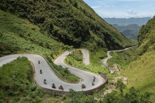Nhóm du khách đi xe máy trên con đèo 9 khúc cua nổi tiếng ở Hà Giang. Ảnh: Vladimir Borzykin.