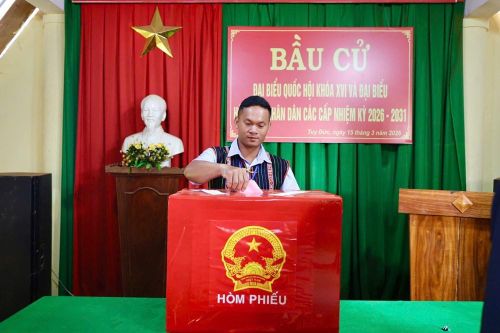 Tỉ lệ cử tri đi bầu cử đạt 99,76%