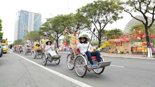 Trong nhiều năm qua, xích lô du lịch đã trở thành sản phẩm đặc trưng của Đà Nẵng, mang đến cho du khách những trải nghiệm gần gũi khi khám phá văn hóa, đời sống và cảnh quan đô thị