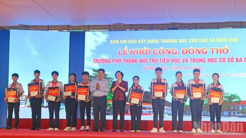  Phó Thủ tướng Phạm Thị Thanh Trà tặng học bổng cho các học sinh có hoàn cảnh khó khăn vượt khó học tập. 