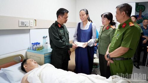 Đại tá Đậu Xuân Bảo, Phó Giám đốc Công an tỉnh Lâm Đồng động viên và trao hỗ trợ gia đình Thiếu tá Phạm Nguyễn Đức Lâm.