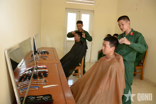  "Chăn vuông góc, tóc ba phân", các chiến sĩ giúp nhau làm đẹp sau giờ huấn luyện.