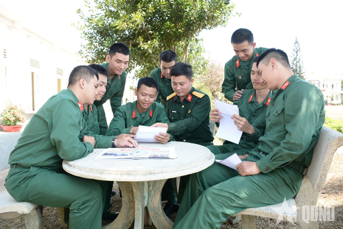  Những lá thư tay của gia đình, bè bạn là nguồn cổ vũ, động viên tinh thần to lớn để chiến sĩ mới an tâm tư tưởng, xác định tốt nhiệm vụ.