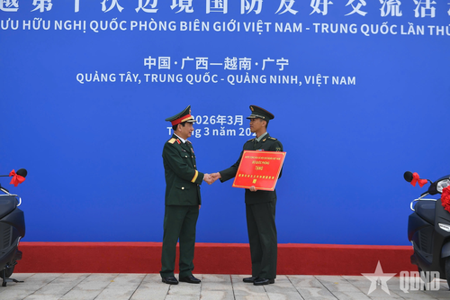 Đại tướng Phan Văn Giang trao quà của Bộ Quốc phòng Việt Nam tặng Đại đội Biên phòng Đông Hưng.
