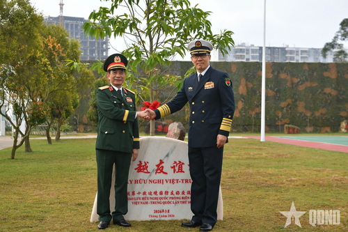 Bộ trưởng Bộ Quốc phòng hai nước trồng cây hữu nghị tại Đại đội Biên phòng Đông Hưng.