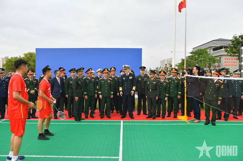Hai bên giao lưu thể thao.