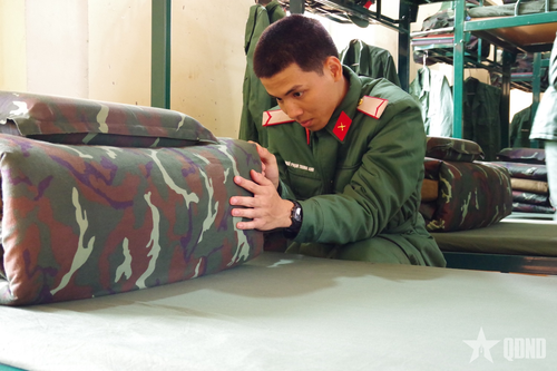 Chiến sĩ mới tập gấp chăn màn đúng quy định.