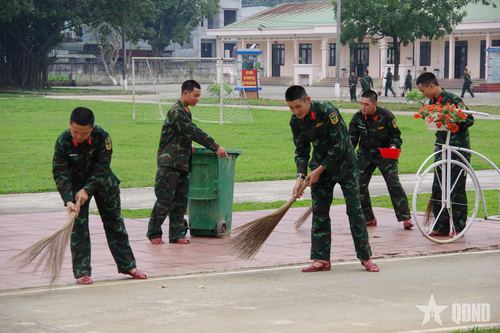 Tham gia vệ sinh doanh trại, xây dựng môi trường đơn vị xanh, sạch, đẹp.