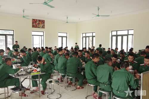Nhanh chóng ổn định chỗ ngồi trong giờ ăn.