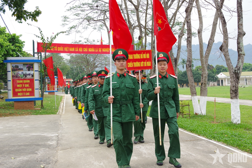 Chiến sĩ mới Trung đoàn 877 di chuyển trong đội hình chỉnh tề, nhanh chóng bắt nhịp nền nếp quân ngũ.
