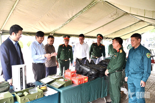 Đại biểu tham quan học cụ huấn luyện. 