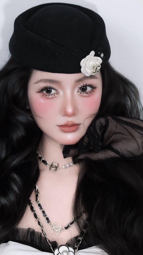 Ngay từ năm lớp 10, Hân đã bắt đầu đi làm thêm tại quán cà phê để kiếm thêm thu nhập.