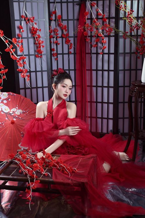 Từ những ngày miệt mài làm thêm đủ nghề kiếm tiền đóng học phí, Hân đã bản lĩnh vượt qua những tai nạn nghề nghiệp và thử thách, khẳng định bản thân trong vai trò người mẫu ảnh.