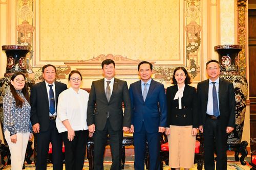  Đoàn đại biểu hai bên chụp ảnh lưu niệm. Ảnh: VIỆT DŨNG 