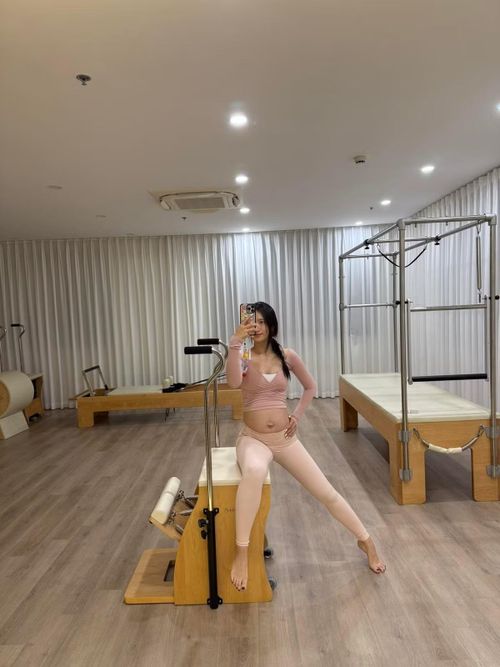 Trong thời gian mang thai, Trâm Anh đều đặn đến phòng tập, duy trì vận động khỏe khoắn. Cô thường check-in tại phòng tập pilates hay sân pickleball cùng bạn bè.