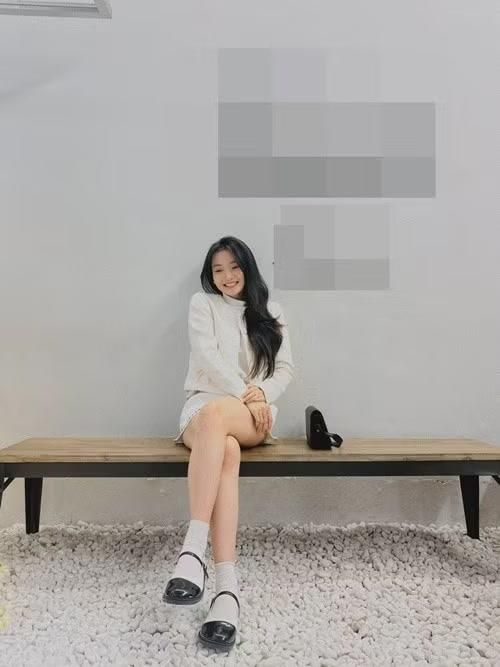 Bên cạnh đó, những bộ trang phục tông trắng kem phối cùng áo khoác tweed giúp cô tôn làn da và thể hiện gu thẩm mỹ tinh tế.