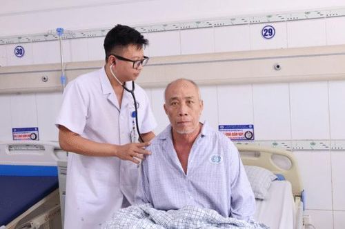 ThS. BS Lê Văn Quý, khoa Hồi sức tích cực – Chống độc yêu cầu đang thăm khám cho người bệnh - Ảnh BVCC
